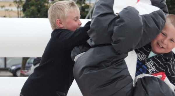 Barn leker i boxningsring.